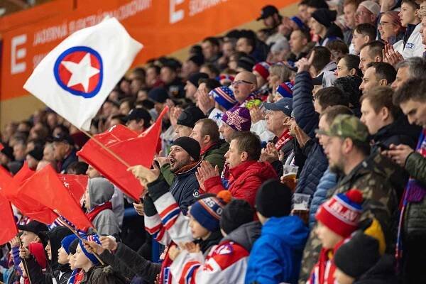 Hokejové utkání čtvrtfinále play-off Chance ligy mezi SK Horácká Slavia Třebíč (v bílých dresech) a HC Zubr Přerov.