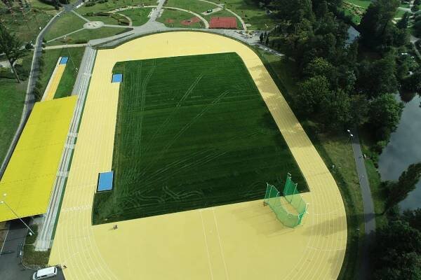 Certifikace atletického stadionu v Chebu 2021-09 – AZIMUT CZ s.r.o.