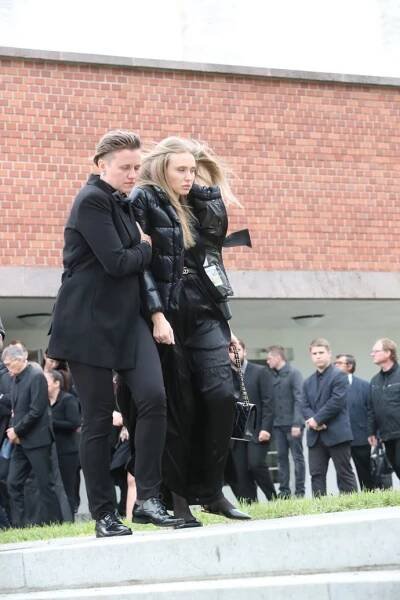 FOTO: Zdrcená Denisa Šuralová na pohřbu Josefa Šurala. – stránka 3