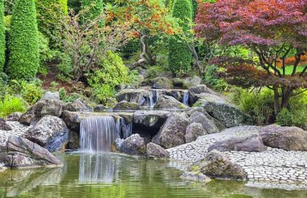 Kaskádový vodopád v japonské zahradě v Bonnu