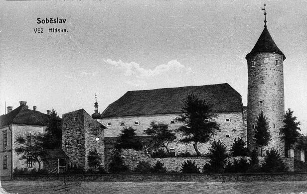 Soběslav, pohled na hrad od severu; před rokem 1918 (sbírka Jiřího Fiedlera).