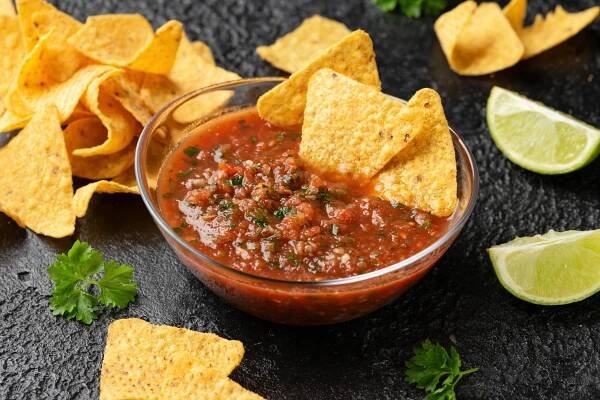 mexická rajčatová salsa s limetkou, cibulí, jalapeno pepřem, petrželkou a tortillovými chipsy - namáčecí omáčky - stock snímky, obrázky a fotky
