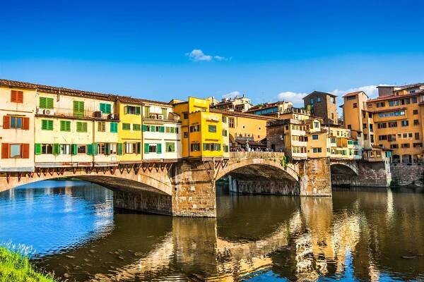 Slavný ponte vecchio s řeky arno při západu slunce ve Florencii, Itálie — Stock obrázek