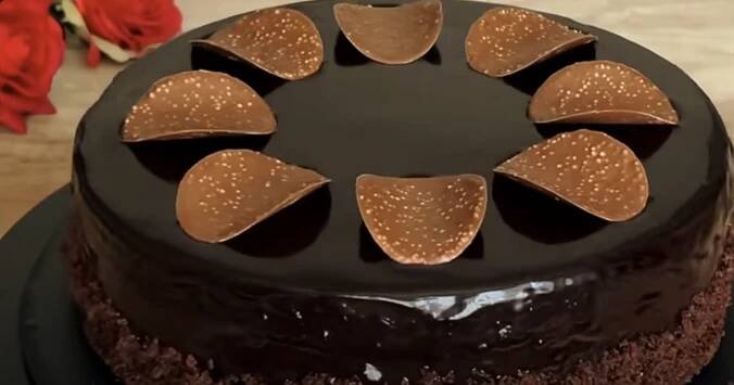 Recept na sametový čokoládový dort s krémem a lesklou polevou