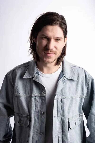 Marcel Procházka si při studiu medicíny vydělával na kytaru a další věci kolem muziky nejrůznějšími brigádami, mezi jinými i úpravou hřbitova.