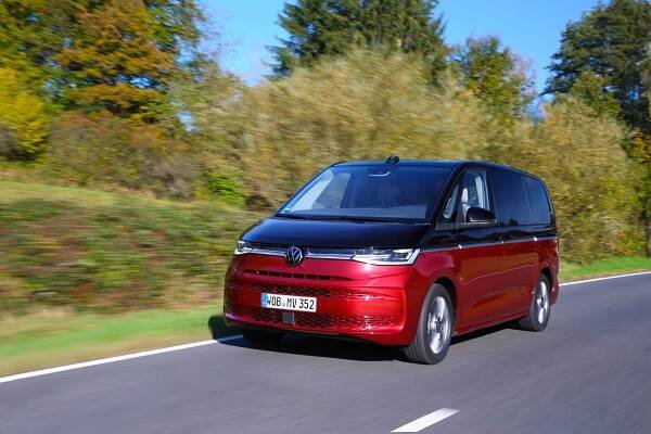 Že rodinná MPV vymírají? Nový VW Multivan T7 se může stát hvězdou mezi velkoprostorovými auty