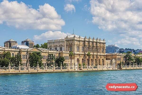 Postavení paláce bylo nařízeno sultánem Abdülmecid I.