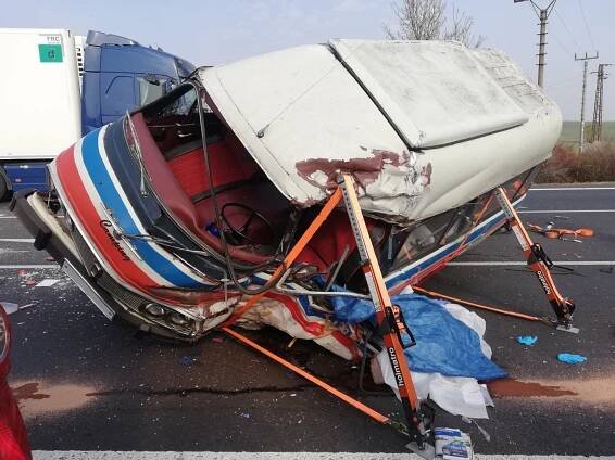Při nehodě na silnici číslo 7 u obce Hořešovice zemřel řidič, střetla se dodávka s nákladním vozem | POŽÁRY.cz - ohnisko