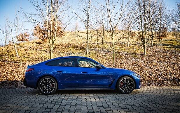 Když na vzhledu nezáleží – BMW M440i xDrive Gran Coupé vás příjemně sveze, i když ve městě cuká