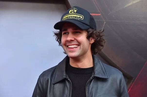 David Dobrik schudol a vyrysoval sa. Niektorí tvrdia, že ide o podvod s AI