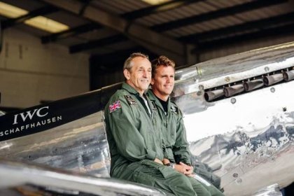 Piloti Steve Brooks (vlevo) a Matt Jones na startu expedice Silver Spitfire - The Longest Flight 