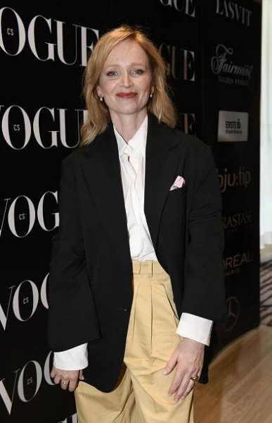 Vogue akce plná hvězd: Tenistka Krejčíková nezvykle v elegantním, Geislerová prodala ženskost i v pánském saku