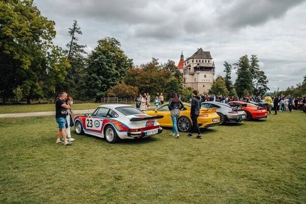 OBRAZEM: Luxusní podívaná v Blatné. U zámku můžete obdivovat Bugatti i Ferrari