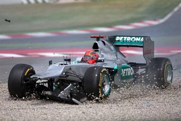 Schumacher s poškozeným křídlem mimo trať. Foto: Getty Images