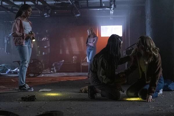 Lehké jako pírko - ...White as a Ghost - Z filmu - Adriyan Rae, Brianne Tju, Liana Liberato