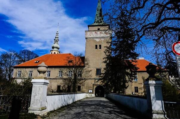 OBRAZEM: Nad tovačovským skvostem v barvách jara se tyčí Spanilá věž