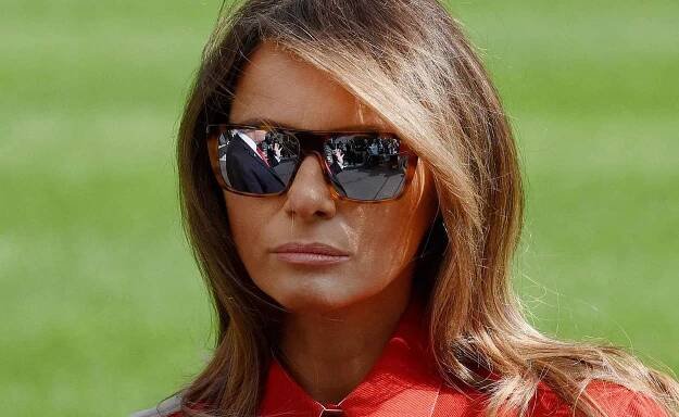K Melanii Trumpové neodmyslitelně patří i velké tmavé brýle.