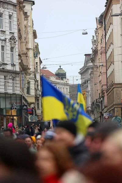 Stovky lidí si na brněnském náměstí Svobody připomněly tři roky od začátku ruské agrese proti Ukrajině.