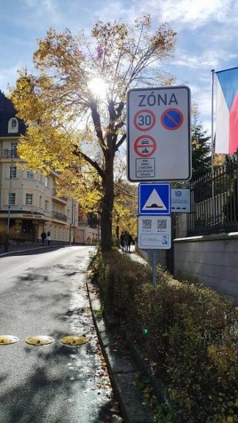 Návštěvníci ruského kostela parkují v zákazu. Rodiče v družině dostávají pokuty