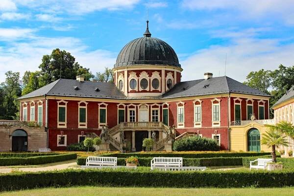 Senioři navštíví zámek Veltrusy a Zoopark Zájezd. Zbývají poslední volná místa - Zprávy z Mníšku