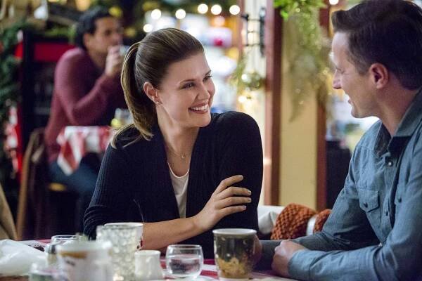 'Tis the Season for Love - Z filmu - Sarah Lancaster, Brendan Penny