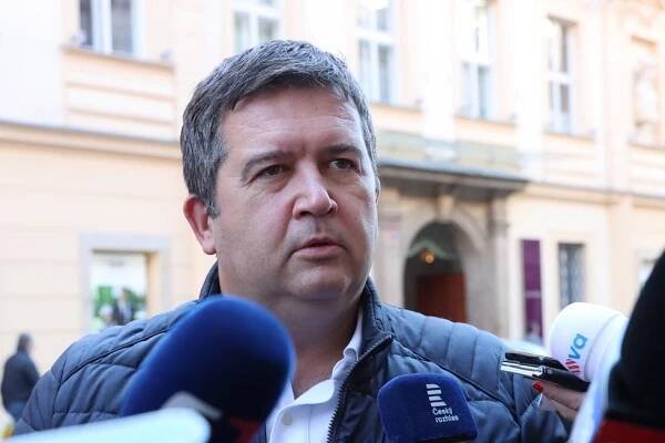 Exministr Hamáček má novou funkci. Stal se viceprezidentem v asociaci zbrojařů