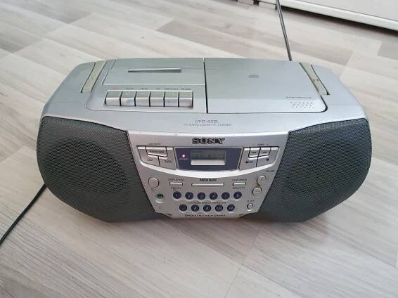 Přenosné rádio CD kazeťák funkční