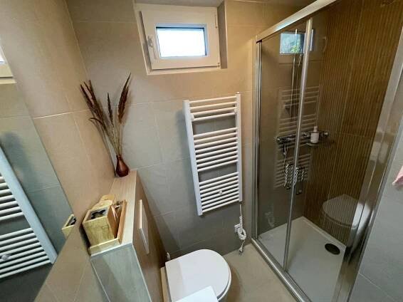 Koupelna v přízemí s hygienickými potřebami včetně šamponu a mýdla - Lukov u Zlína - foto 29