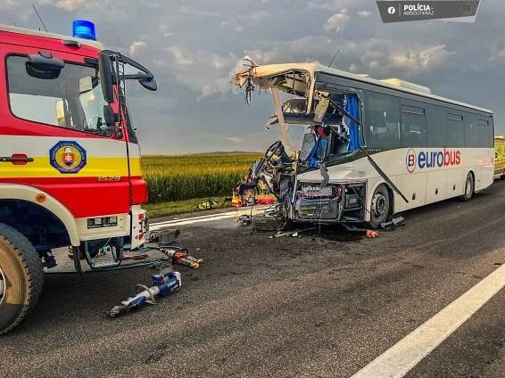Dvě čelní srážky autobusů otřásly Slovenskem. Jeden z nich kamion rozpáral
