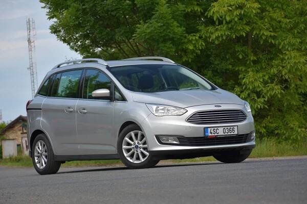 Ojetý Ford Grand C-Max je dostupná cesta k praktickému MPV. Hrozivé pověsti některých motorů nevěřte