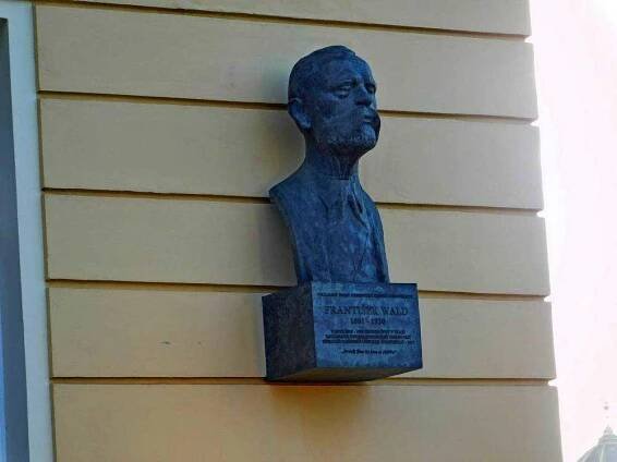 Pamětní deska Františka Walda na domě Na Smetance 1073/2 na Vinohradech | Drobné památky 