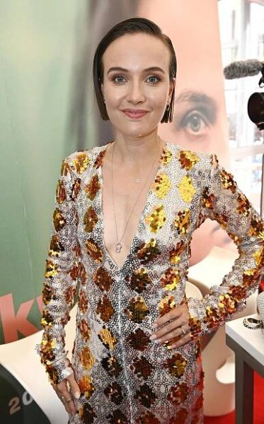 Tereza Ramba slavila 35 v metalických šatech s obřím výstřihem. „Teď se cítím nejšťastnější a nejhezčí,“ říká