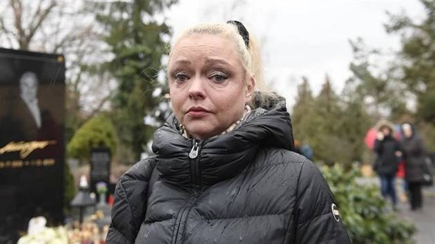 Dominika Gottová u hrobu svého otce Karla Gotta (Praha, 23. prosince 2019)