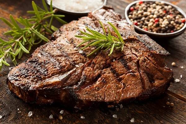 T-bone steak grilovaný bbq — Stock obrázek