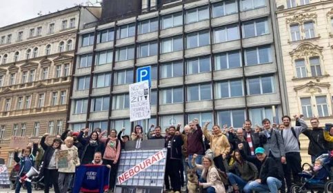 Na podporu zachování brutalistní budovy v Praze se sešly desítky lidí