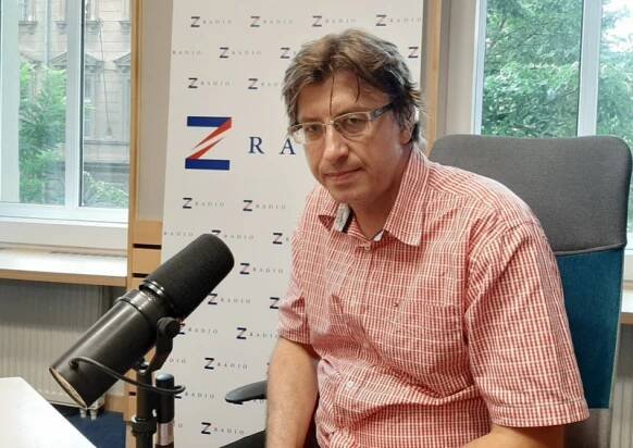 Obrázek epizody Někteří studenti na pražské filozofické fakultě se bojí k historickým otázkám bývalého režimu vyjadřovat, říká historik Petr Blažek z Ústavu pro studium totalitních režimů.