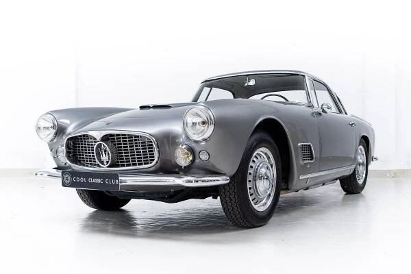 Front oblique view of the 1959 Grigio Topo Chiaro Maserati 3500 GT Superleggera