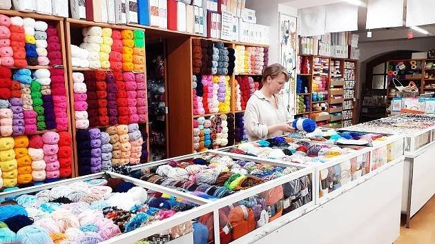 Mostu chybí jehly, nitě, knoflíky, zipy, látky, gumy do kalhot. Lidi musí jinam