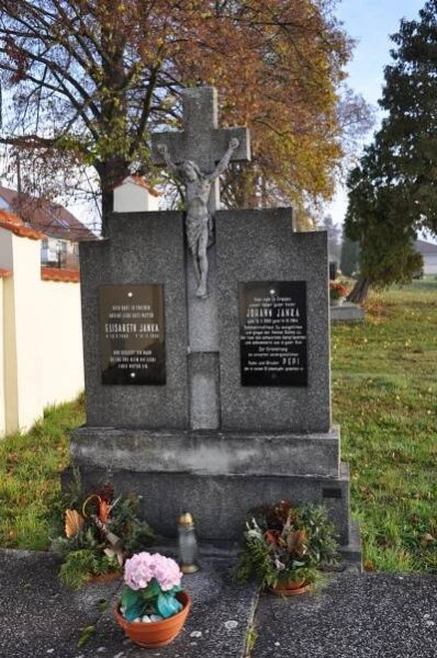 Ves Touškov | Detail hřbitova | Databáze historických hřbitovů