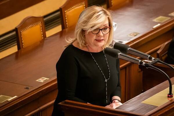 Nezasloužíte si řídit tuto zemi, prohlásila Schillerová. Opoziční ANO vyvolá schůzi o nedůvěře Fialově vládě