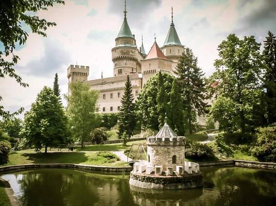 Romantické slovenské Bojnice byly sídlem Šíleně smutné princezny
