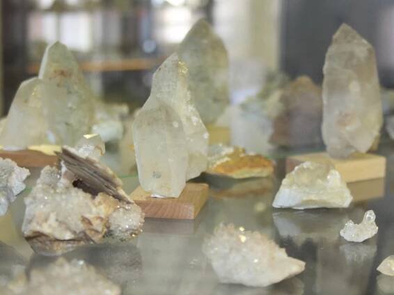 FOTO: Nové muzeum minerálů mají na náměstí ve Velharticích