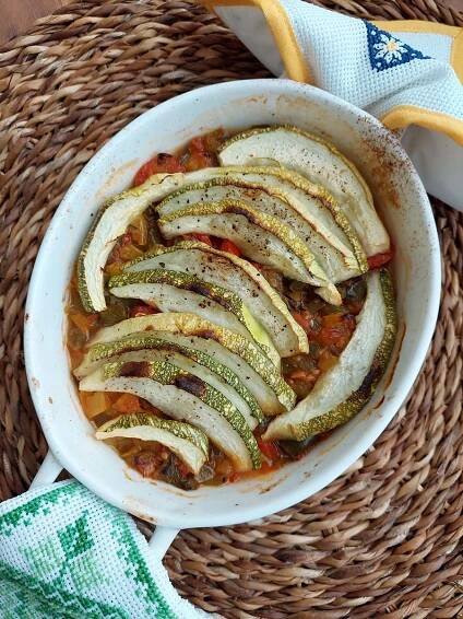 Zapečené cukety s paprikovo-rajčatovou omáčkou - Recept - Poctivá chuť