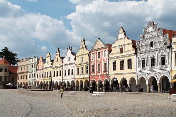 Na fotce vidíte náměstí ve městě Telč. Ve kterém kraji ho najdeme? Zkuste si náš kvíz - Dřevostavitel.cz