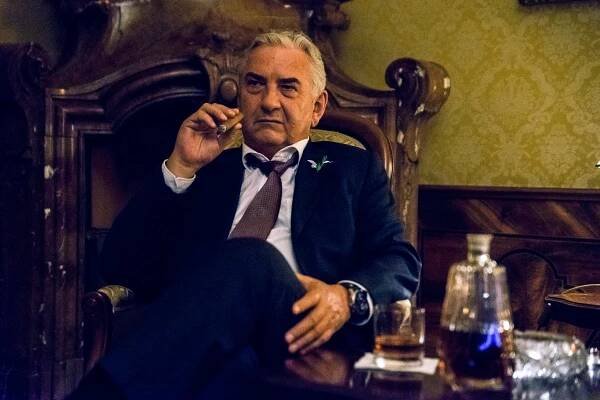 Zkrvavená Eva Josefíková s nožem v ruce v seriálu Dáma a Král | topvip.cz