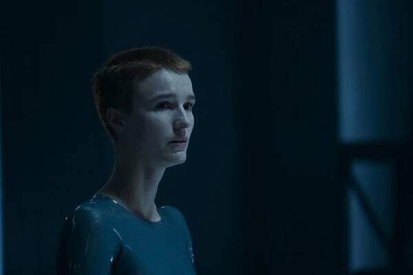 Vychováni vlky - Happiness - Z filmu - Amanda Collin