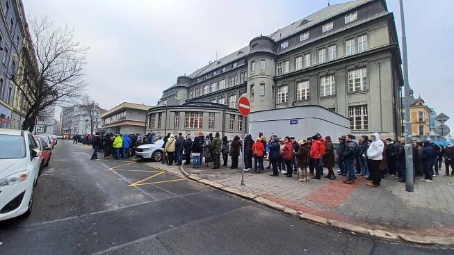 FOTO: Fronta jako národní sport. Někteří stojí na výroční tisícovku kvůli mrazu na polystyrenu
