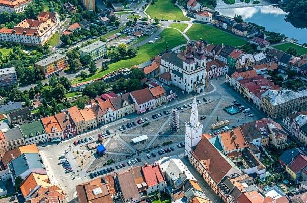 Úžasné pohledy na Kadaň, Klášterec i okolí nabízí nová kniha leteckých snímků
