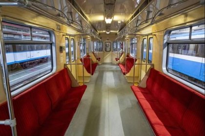 Metro: Pierwsze wagony z Warszawy wożą pasażerów w Kijowie - Transport Publiczny