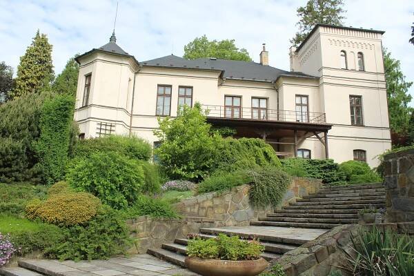 Rozkvetlé arboretum v Novém Dvoře o víkendu přilákalo tisíce návštěvníků